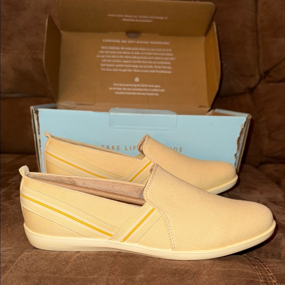 Women’s Life Stride Namaste Butter Slip-On Flats New in Box Size 6.5